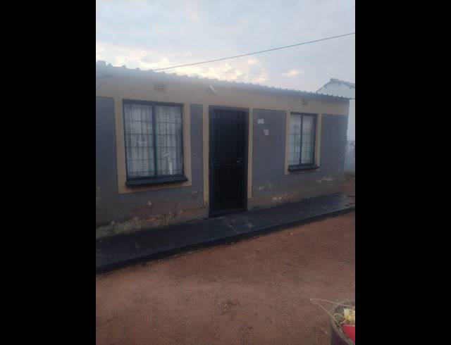 2 BEDROOM HOUSE FOR SALE IN ZONKIZIZWE EXT 2